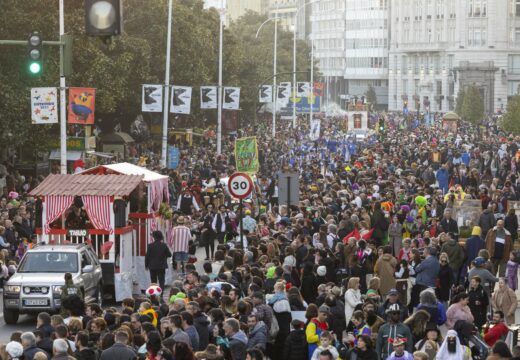 Máis de 37.000 persoas se achegaron ás rúas para gozar do desfile de comparsas de Entroido